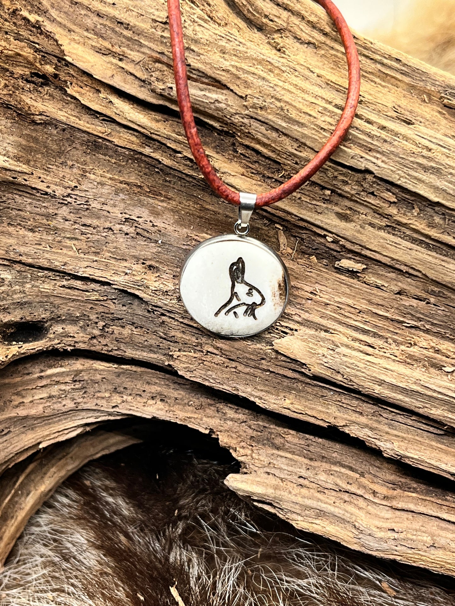 Medaillon aus Hirschhorn „Hase“