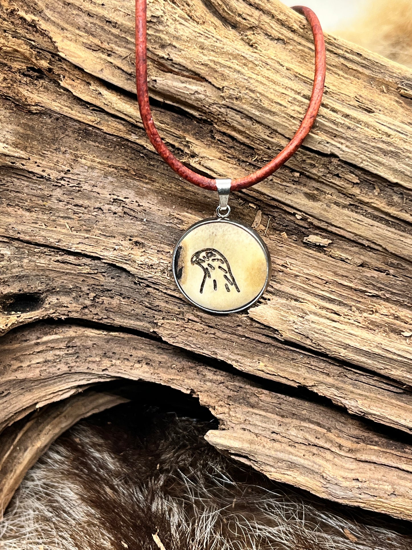 Medaillon aus Hirschhorn „Bussard“