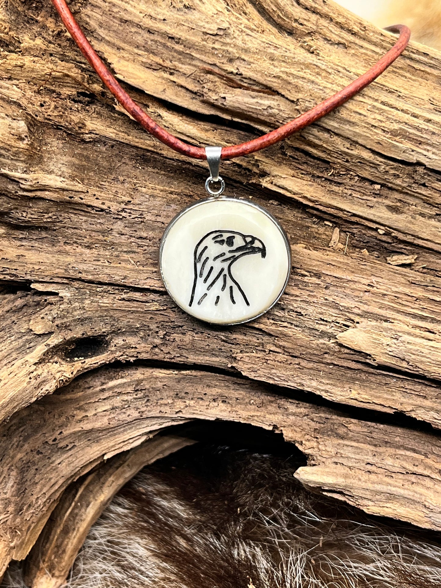 Medaillon aus Büffelbein „Adler“