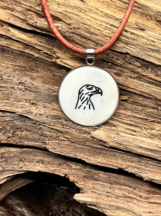 Medaillon aus Büffelbein „Adler“