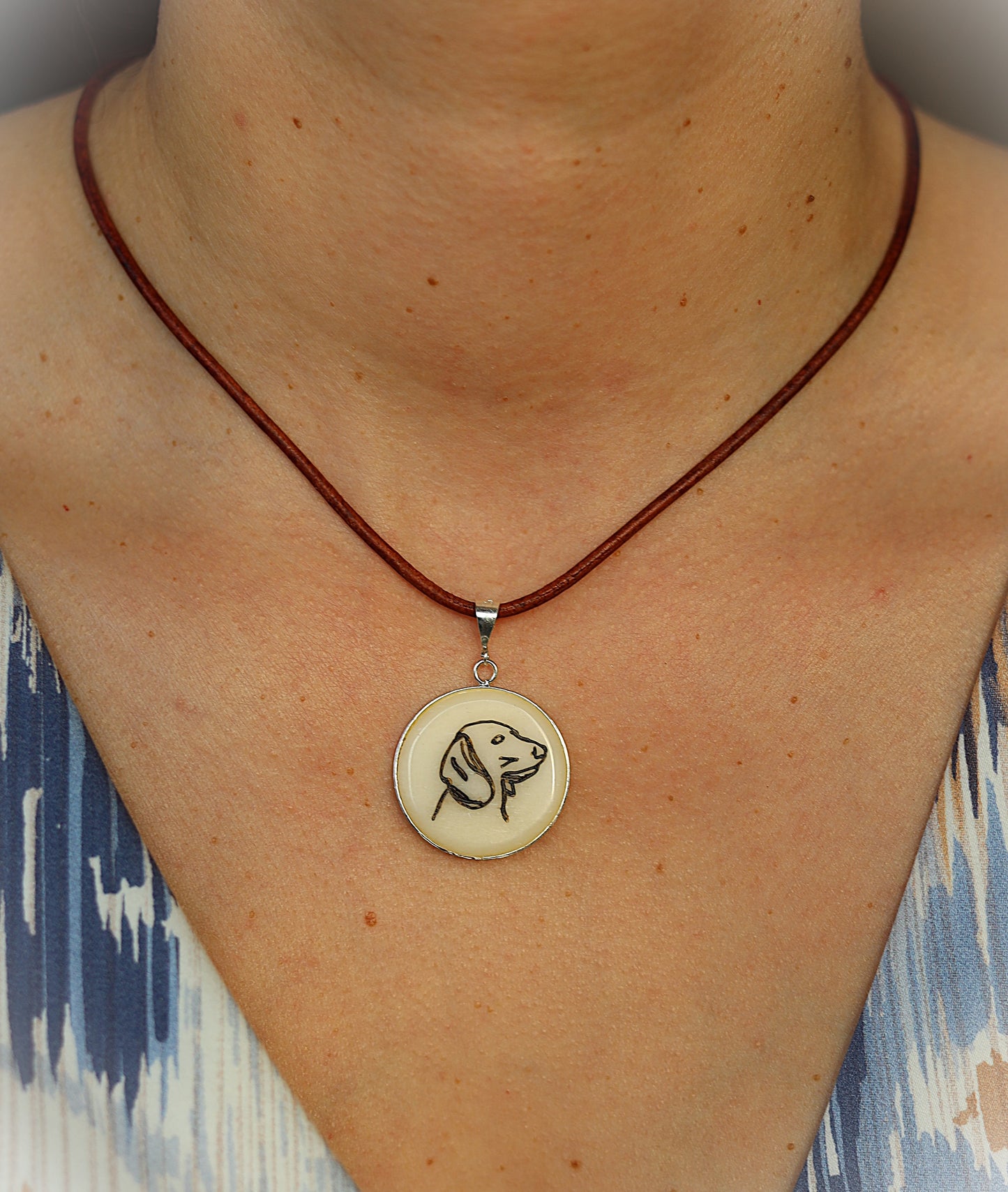 Medaillon aus Büffelbein „Schweißhund“