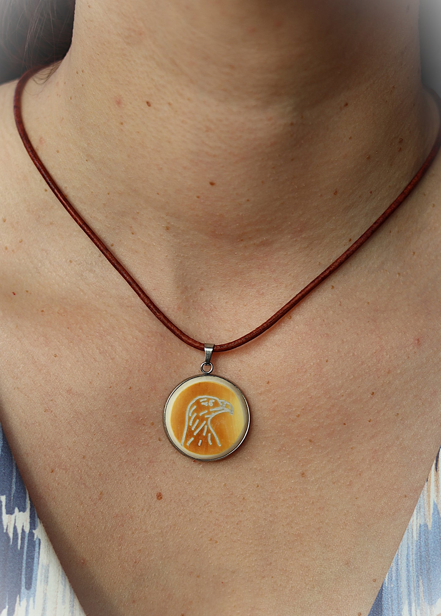 Medaillon aus Büffelbein, Silbereinlage „Adler“