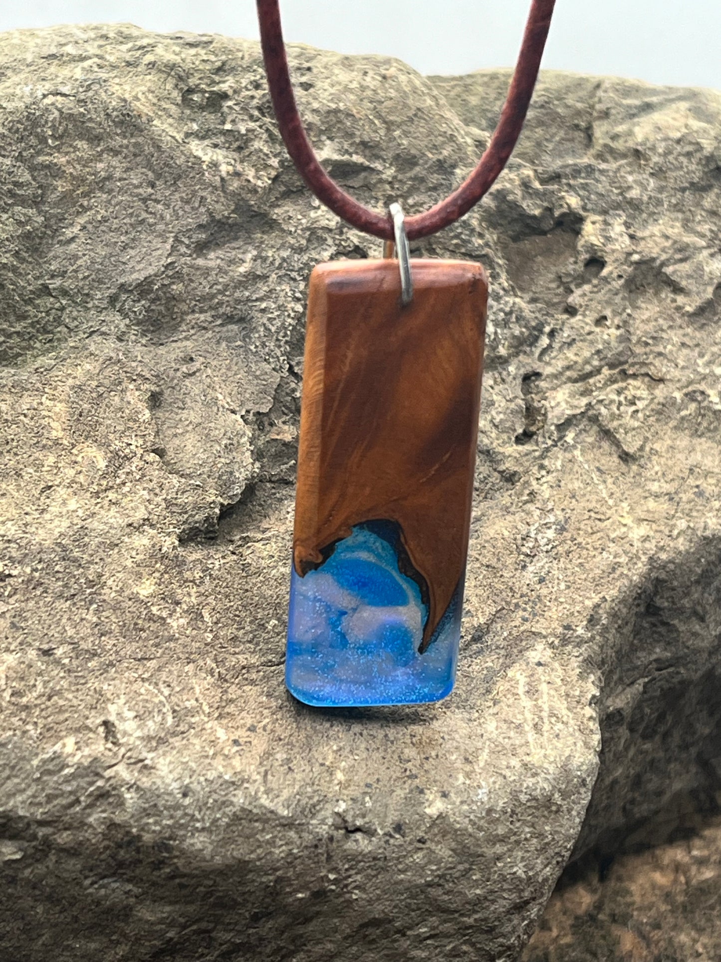 Anhänger aus Kirschholz mit farbigem Kunstharz