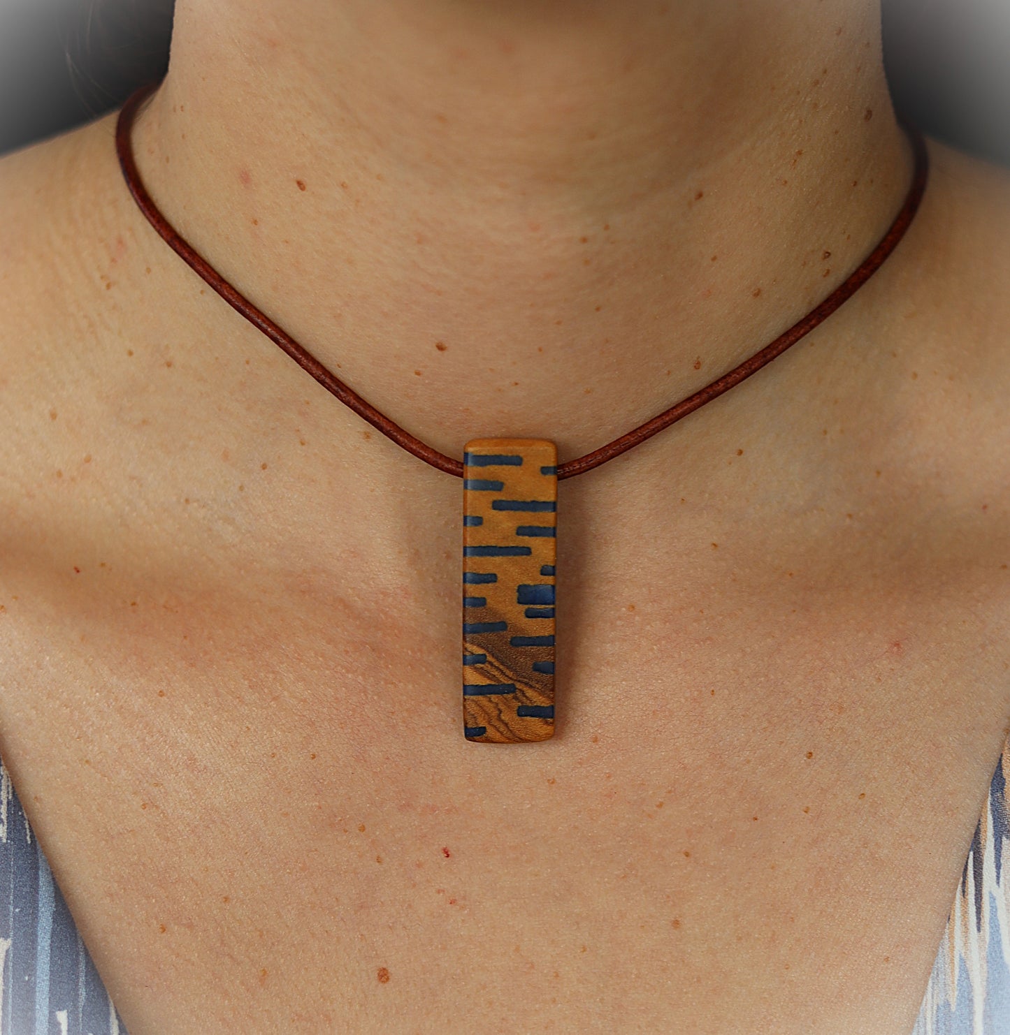 Anhänger aus Olivenholz mit blauem Kunstharz