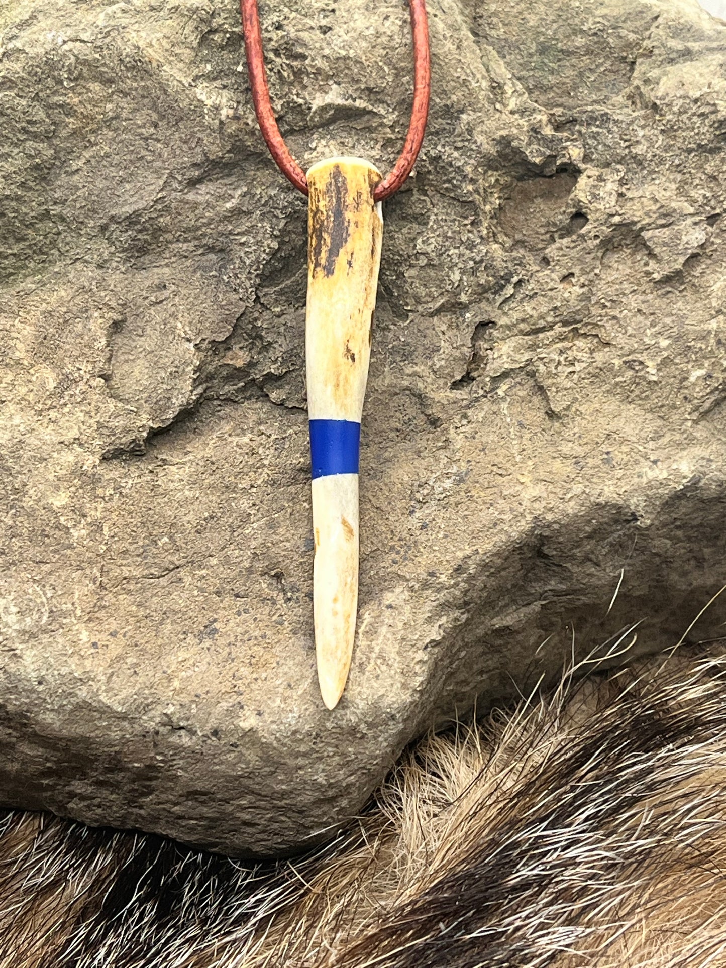 Anhänger aus Hirschhorn kombiniert mit blauem Kunstharz