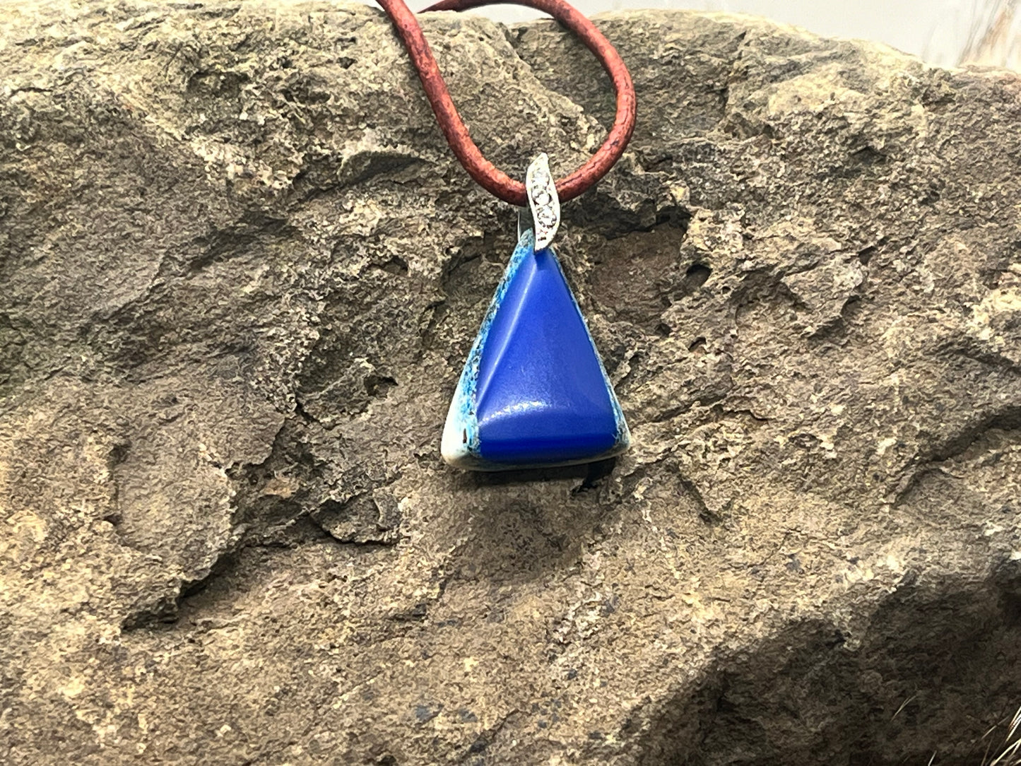 Anhänger aus Hirschhorn mit blauem Kunstharz