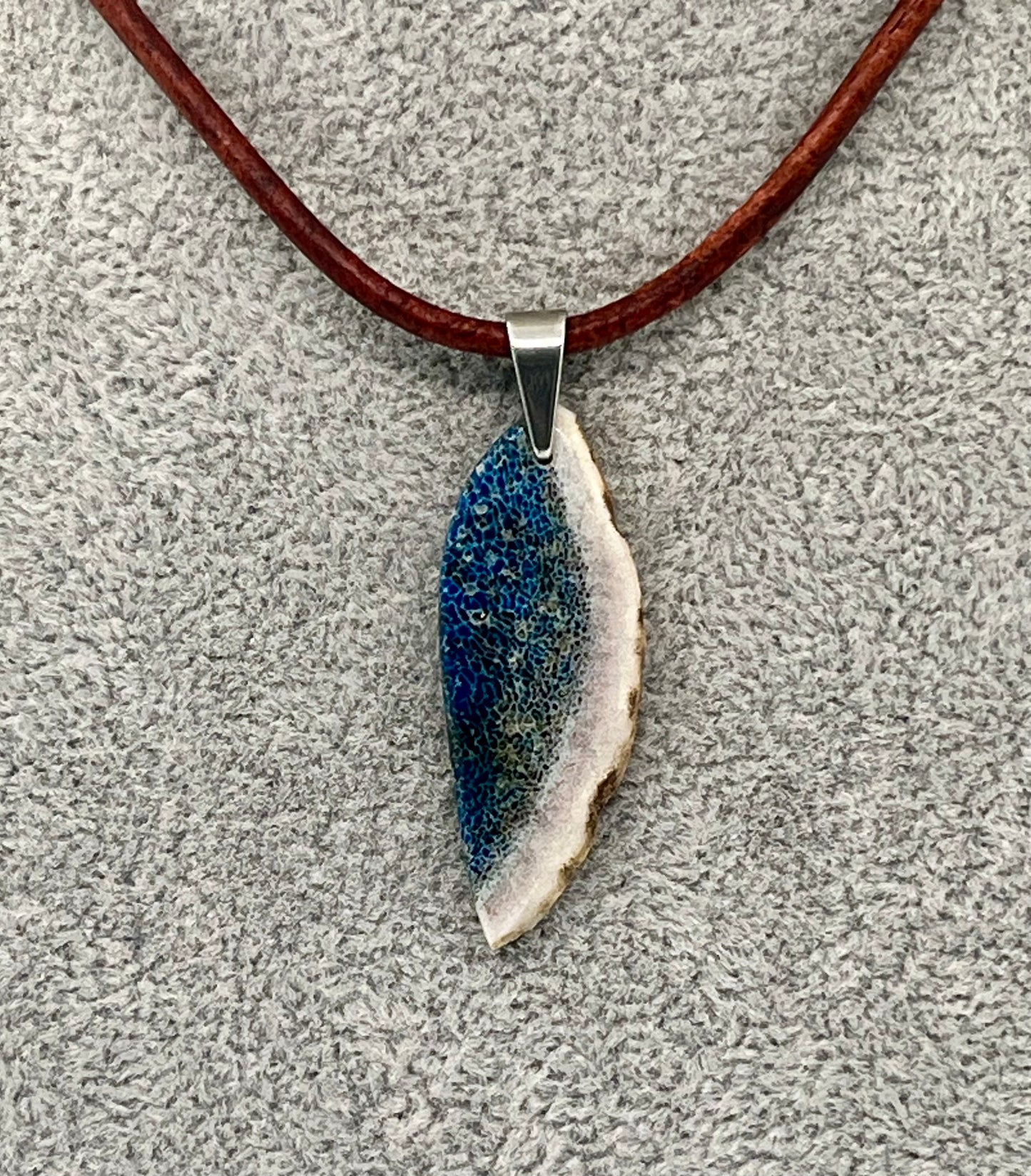 Anhänger aus Hirschhorn mit blauem Kunstharz