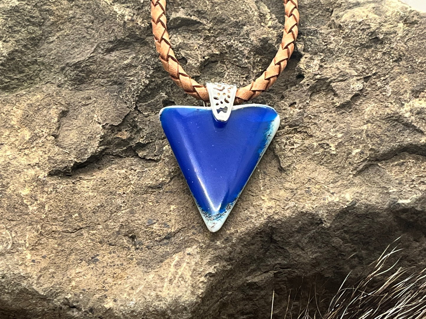 Anhänger aus Hirschhorn mit blauem Kunstharz