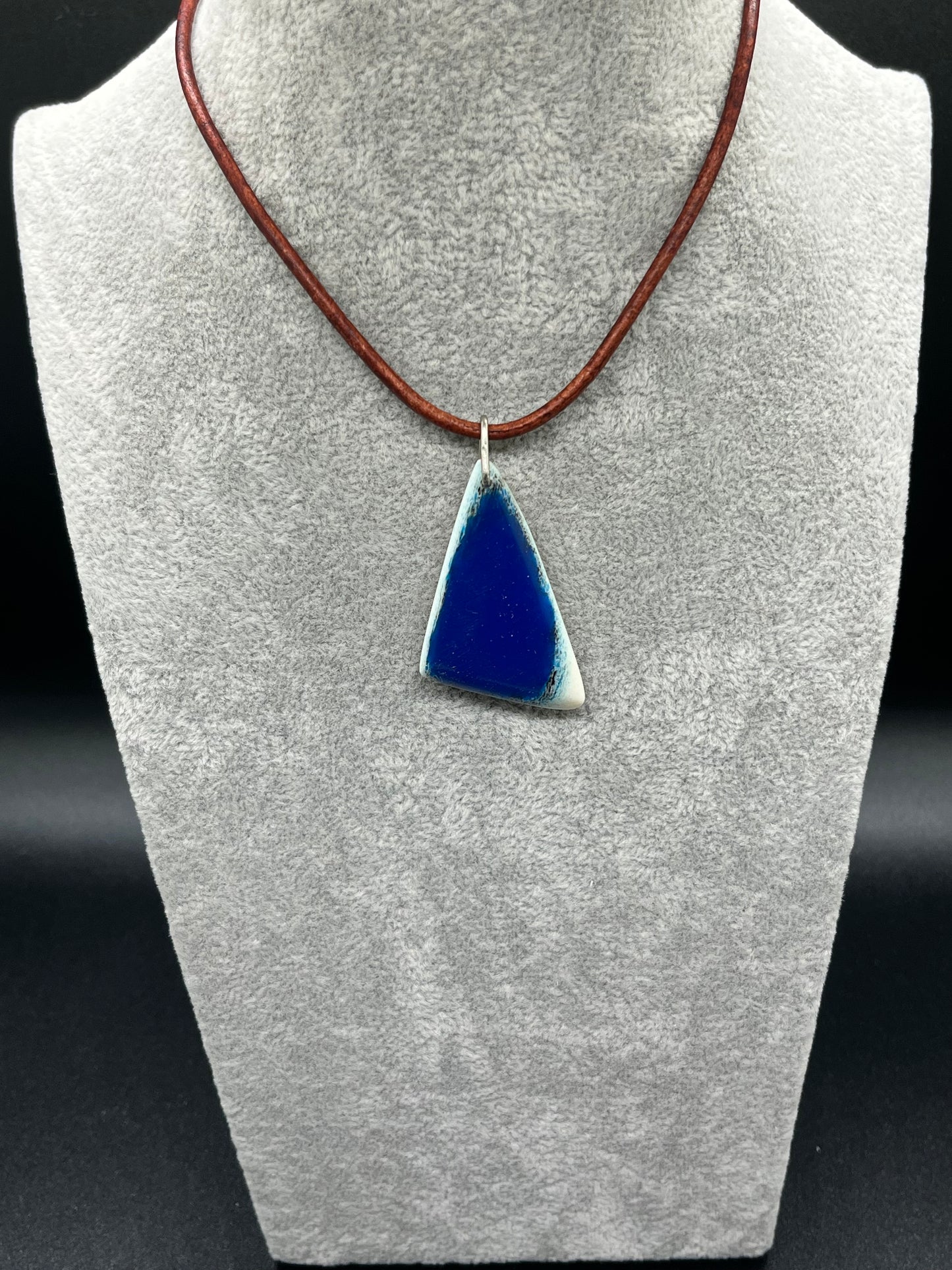 Anhänger aus Hirschhorn mit blauem Kunstharz