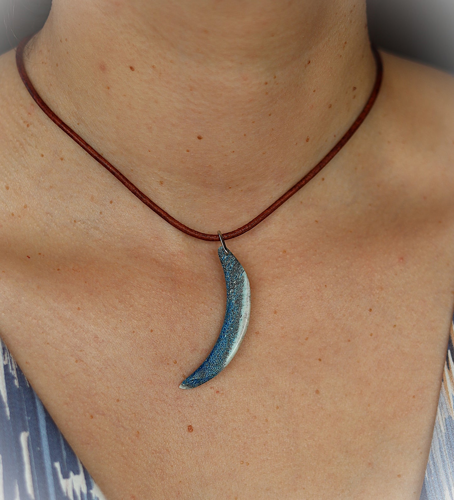 Anhänger aus Hirschhorn mit blauem Kunstharz