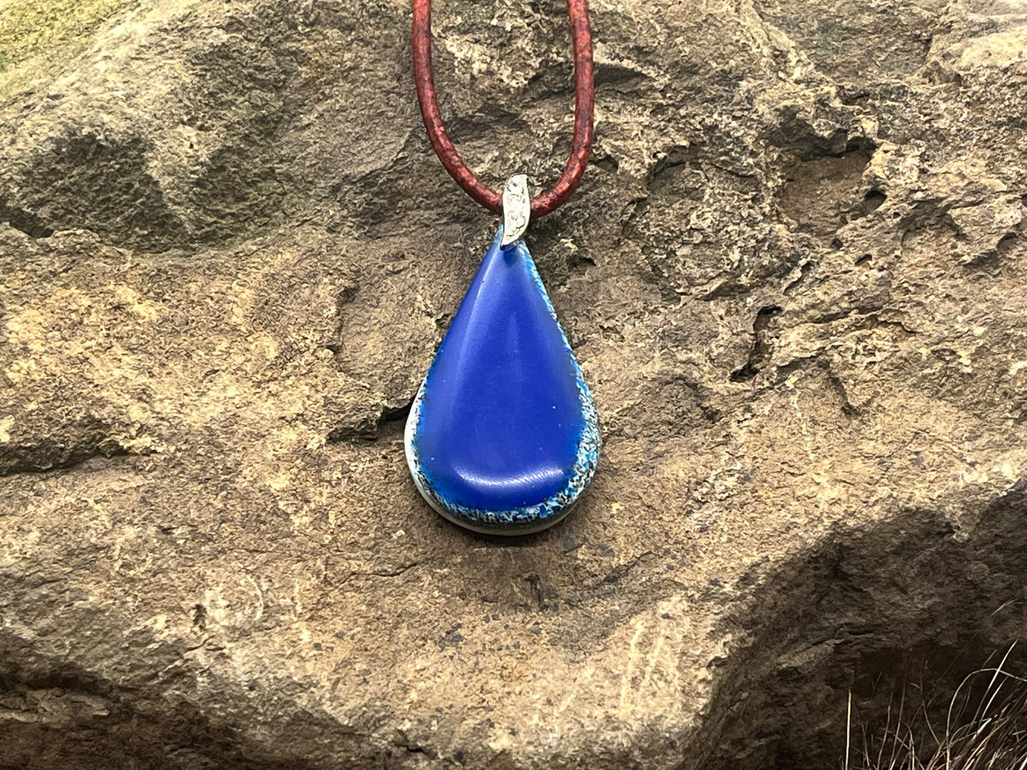 Anhänger aus Hirschhorn mit blauem Kunstharz