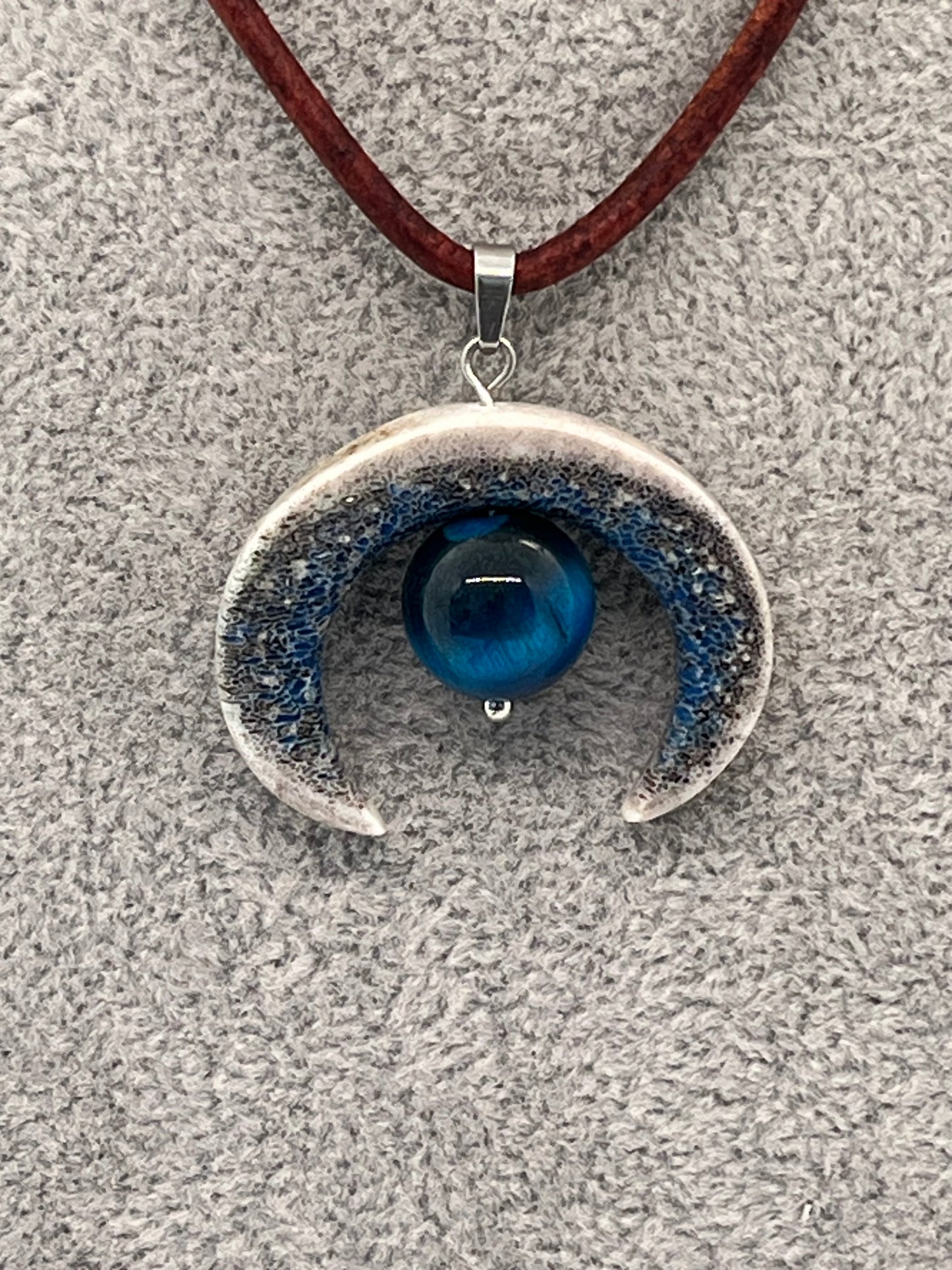 Anhänger aus blauem Hirschhorn mit Kunstharz und blauem Tigerauge