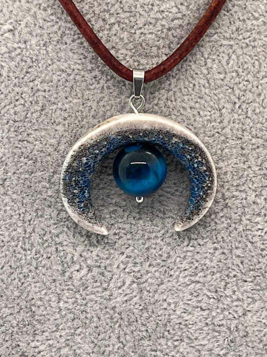 Anhänger aus blauem Hirschhorn mit Kunstharz und blauem Tigerauge