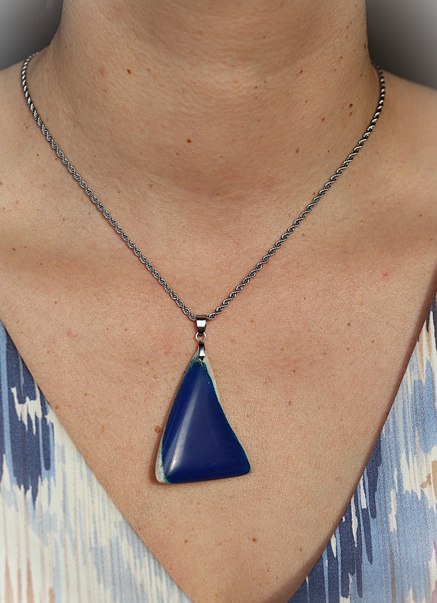 Anhänger aus blauem Hirschhorn mit Kunstharz