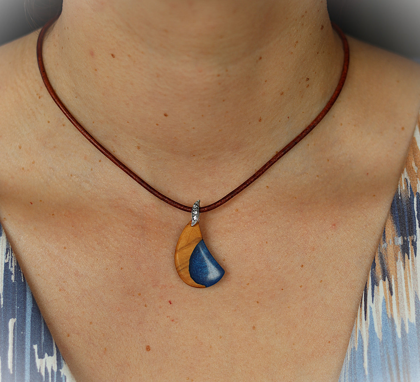 Anhänger aus Olivenholz mit blauem Kunstharz