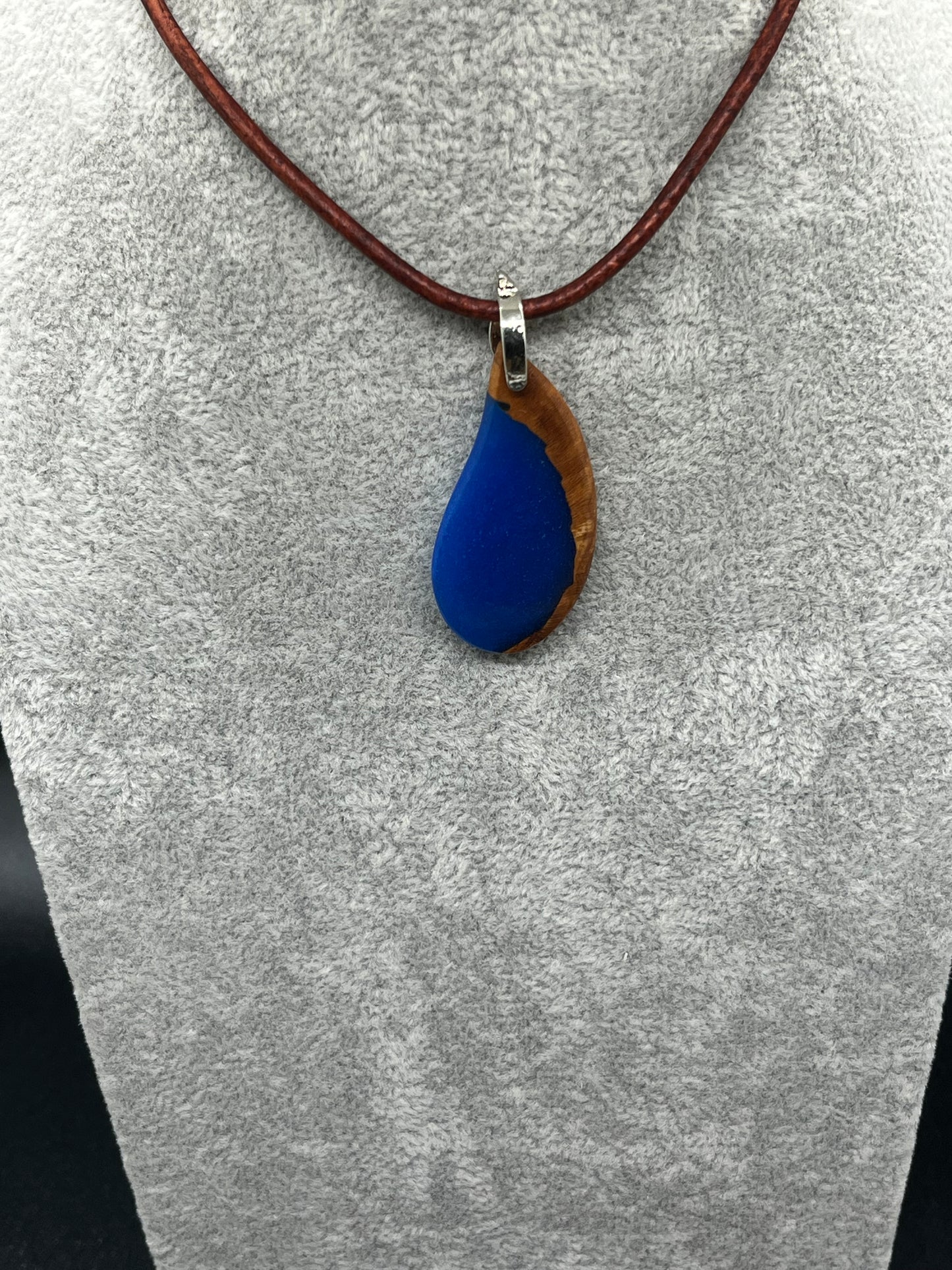 Anhänger aus Olivenholz mit blauem Kunstharz