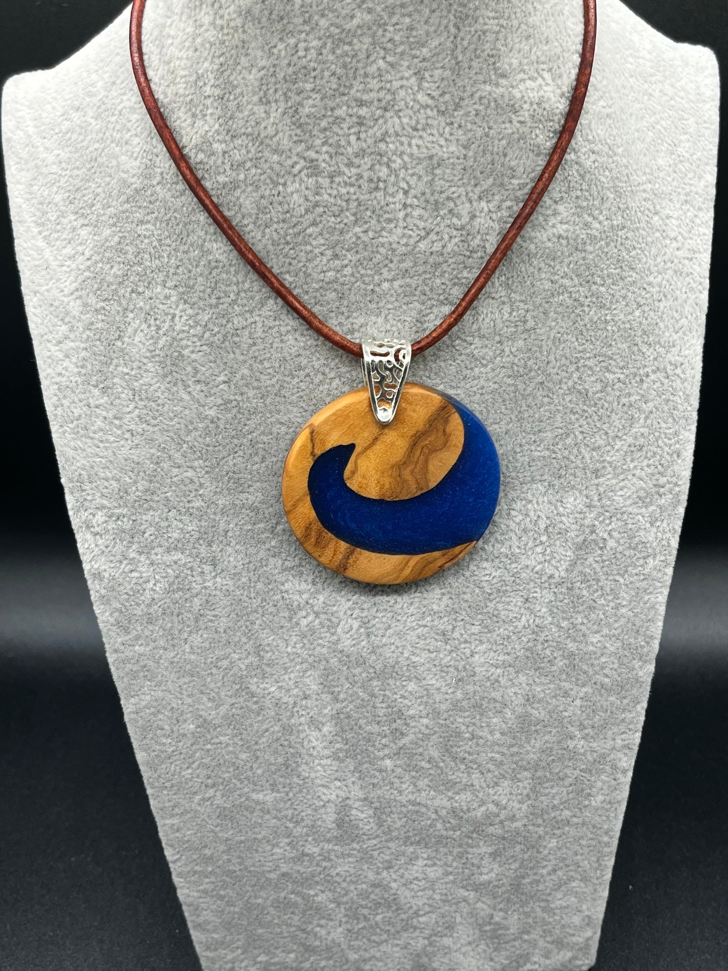 Anhänger aus Olivenholz mit blauem Kunstharz