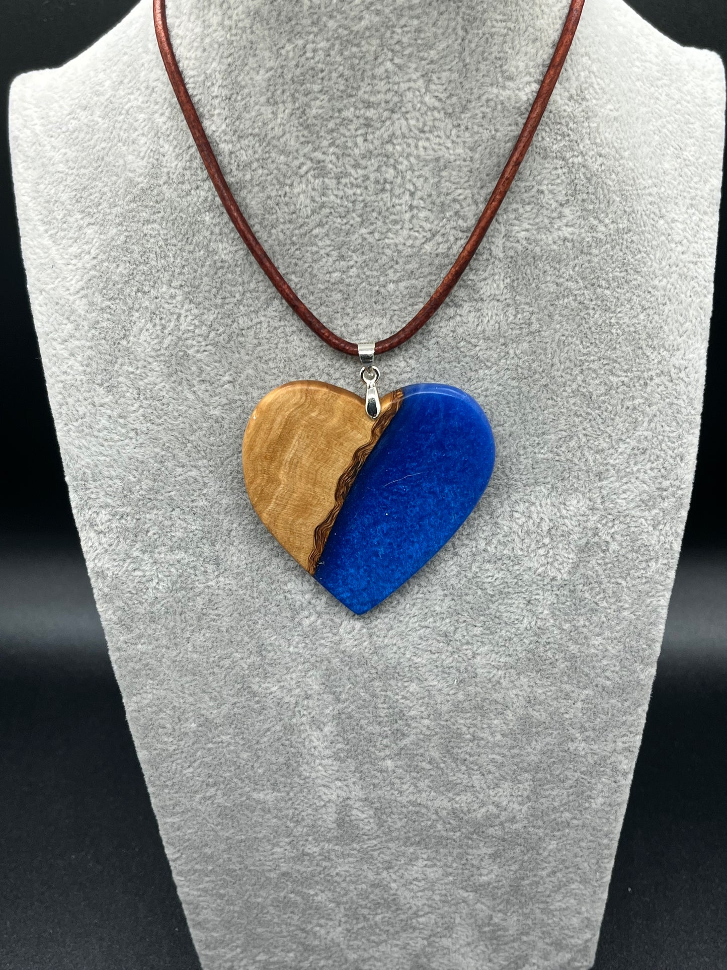 Anhänger aus Olivenholz mit blauem Kunstharz in Herzform