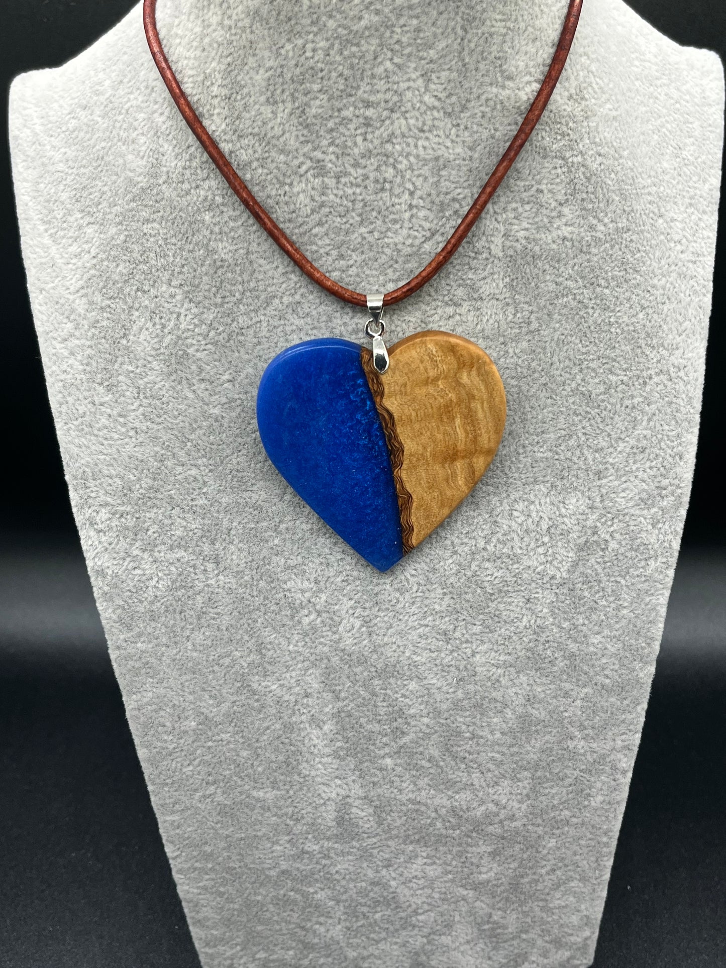 Anhänger aus Olivenholz mit blauem Kunstharz in Herzform