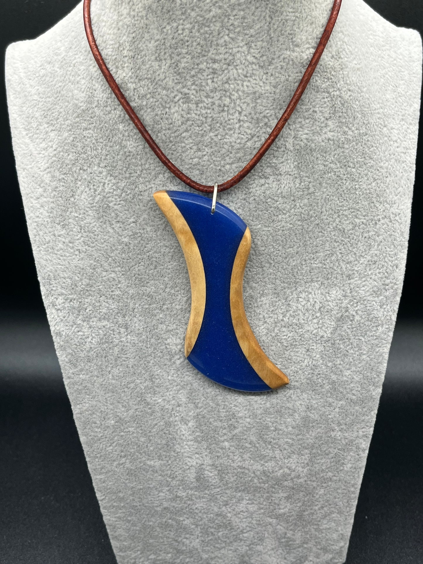 Anhänger aus Olivenholz mit blauem Kunstharz