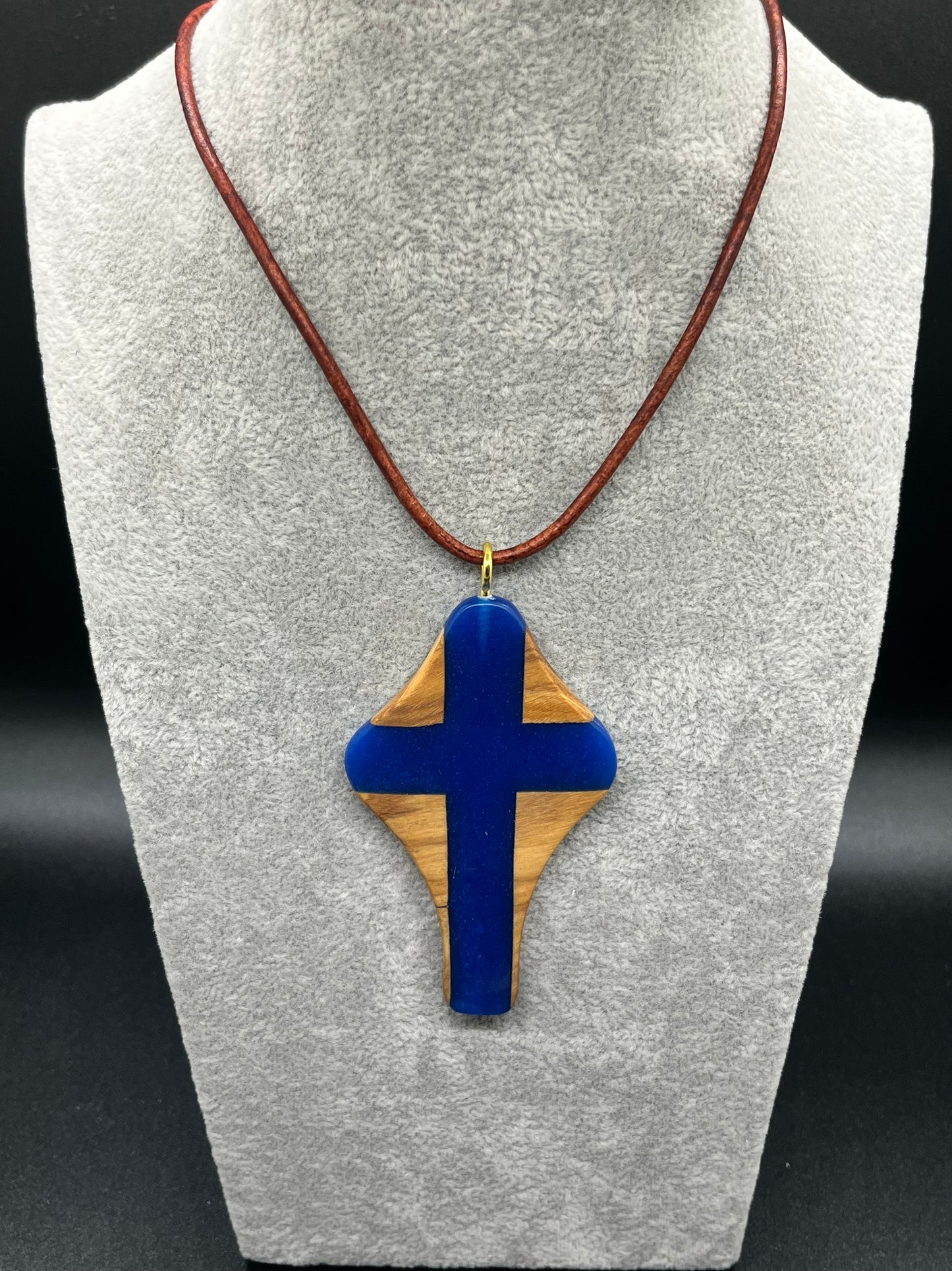 Anhänger aus Olivenholz mit blauem Kunstharz in Kreuzform