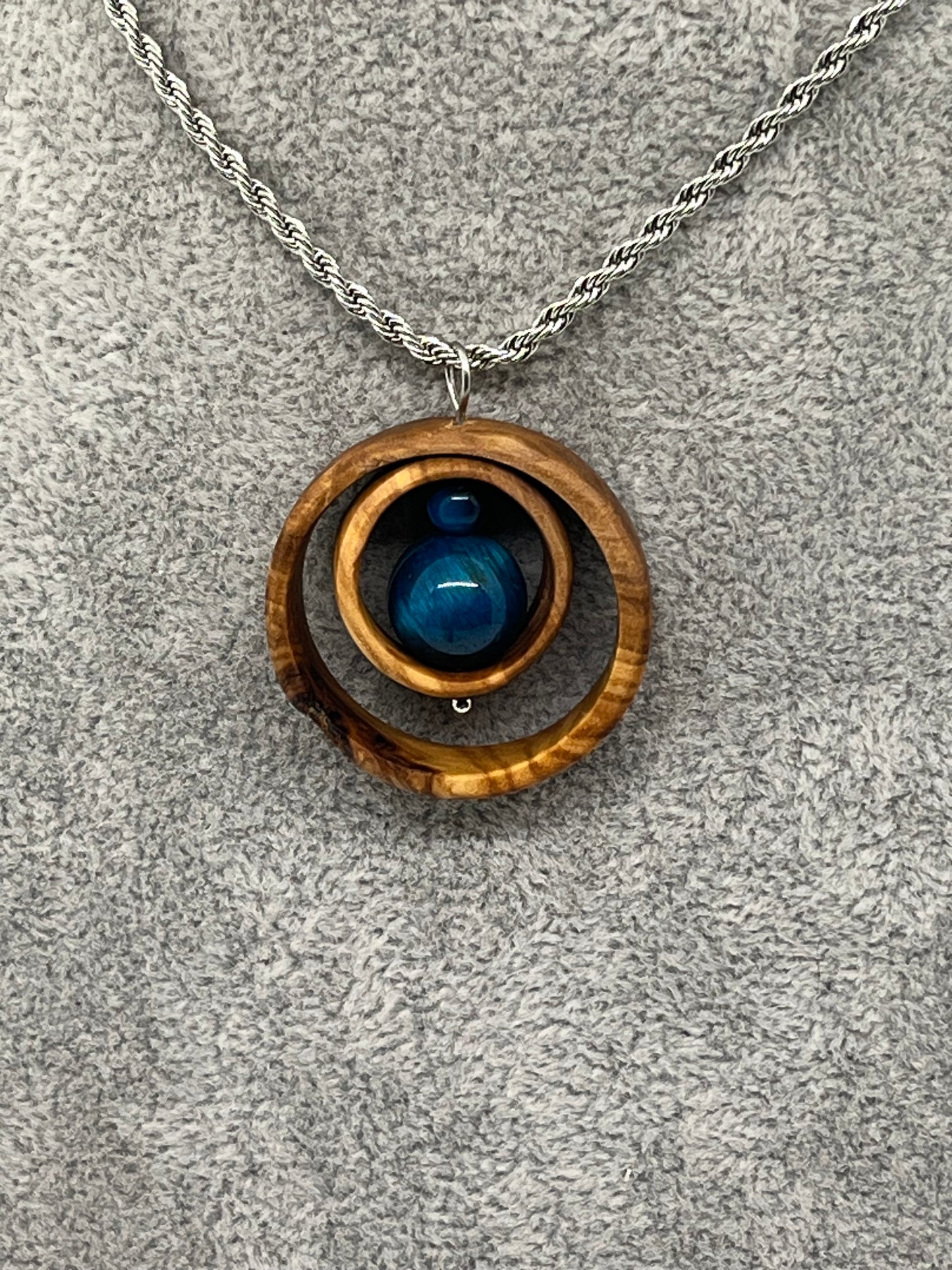 Anhänger aus Olivenholz mit blauen Tigeraugen