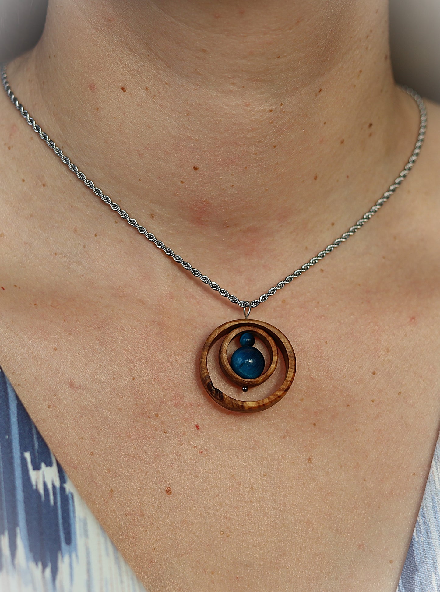 Anhänger aus Olivenholz mit blauen Tigeraugen