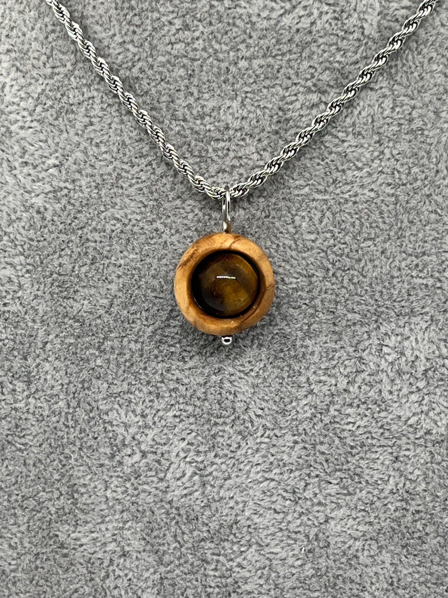 Anhänger aus Olivenholz mit braunem Tigerauge