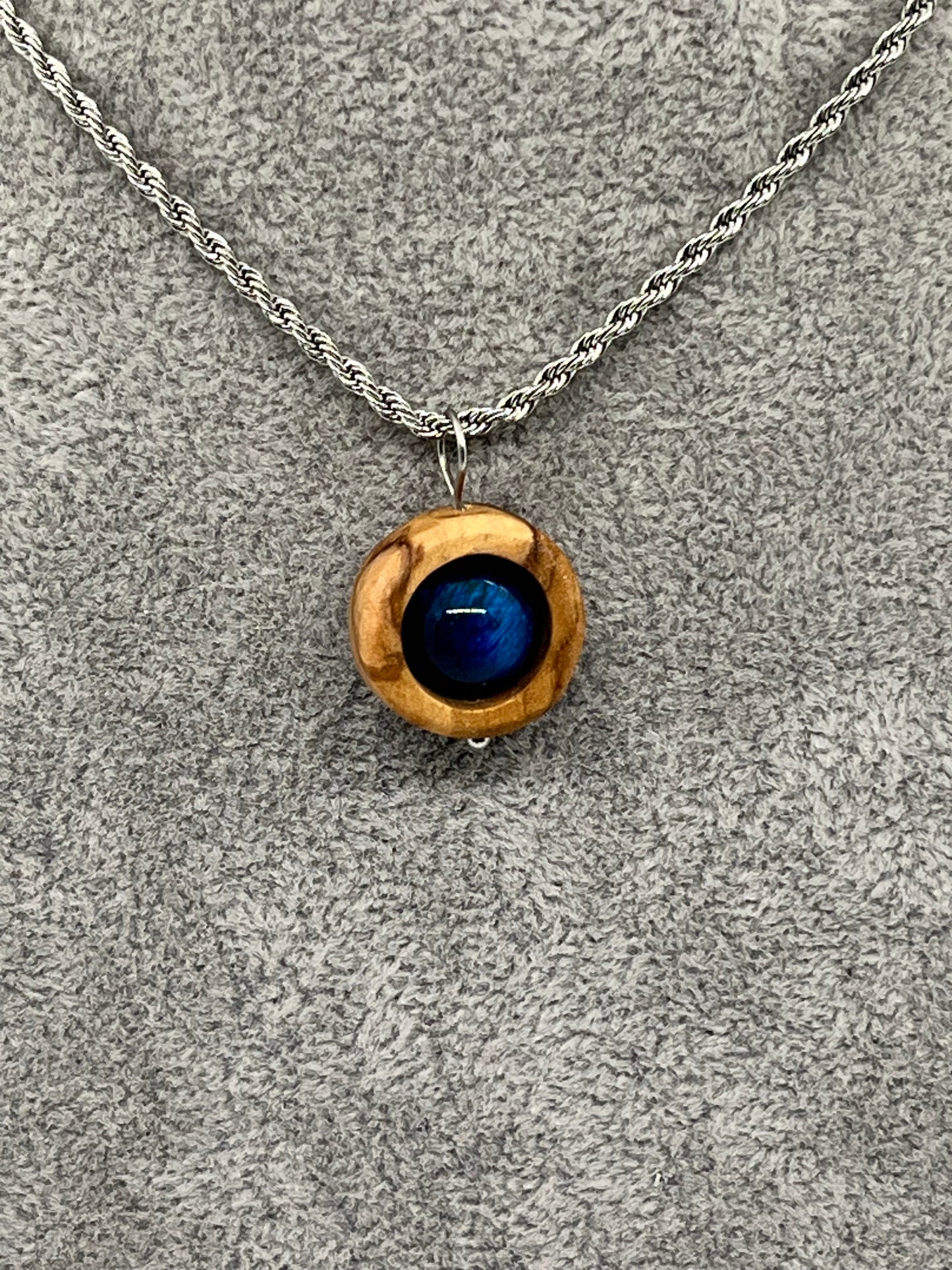 Anhänger aus Olivenholz mit blauen Tigerauge