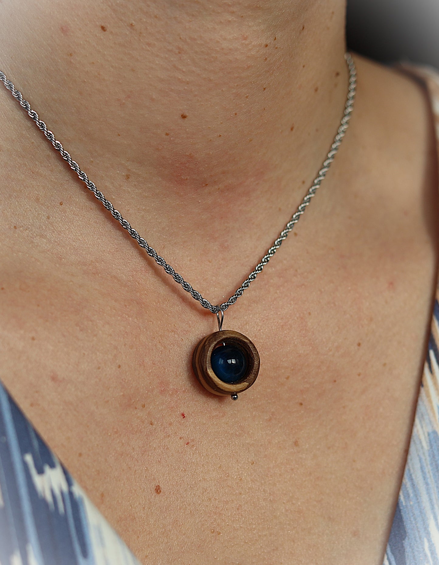 Anhänger aus Olivenholz mit blauen Tigerauge