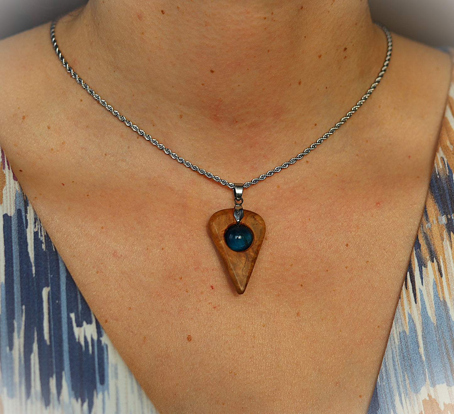 Anhänger aus Olivenholz mit blauem Tigerauge