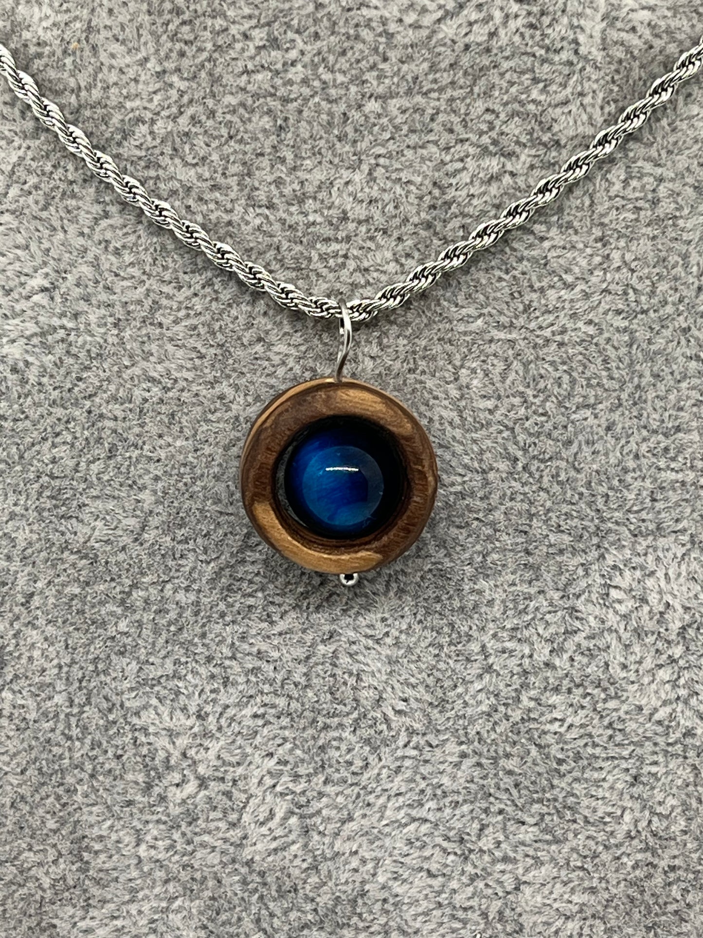 Anhänger aus Olivenholz mit blauen Tigerauge