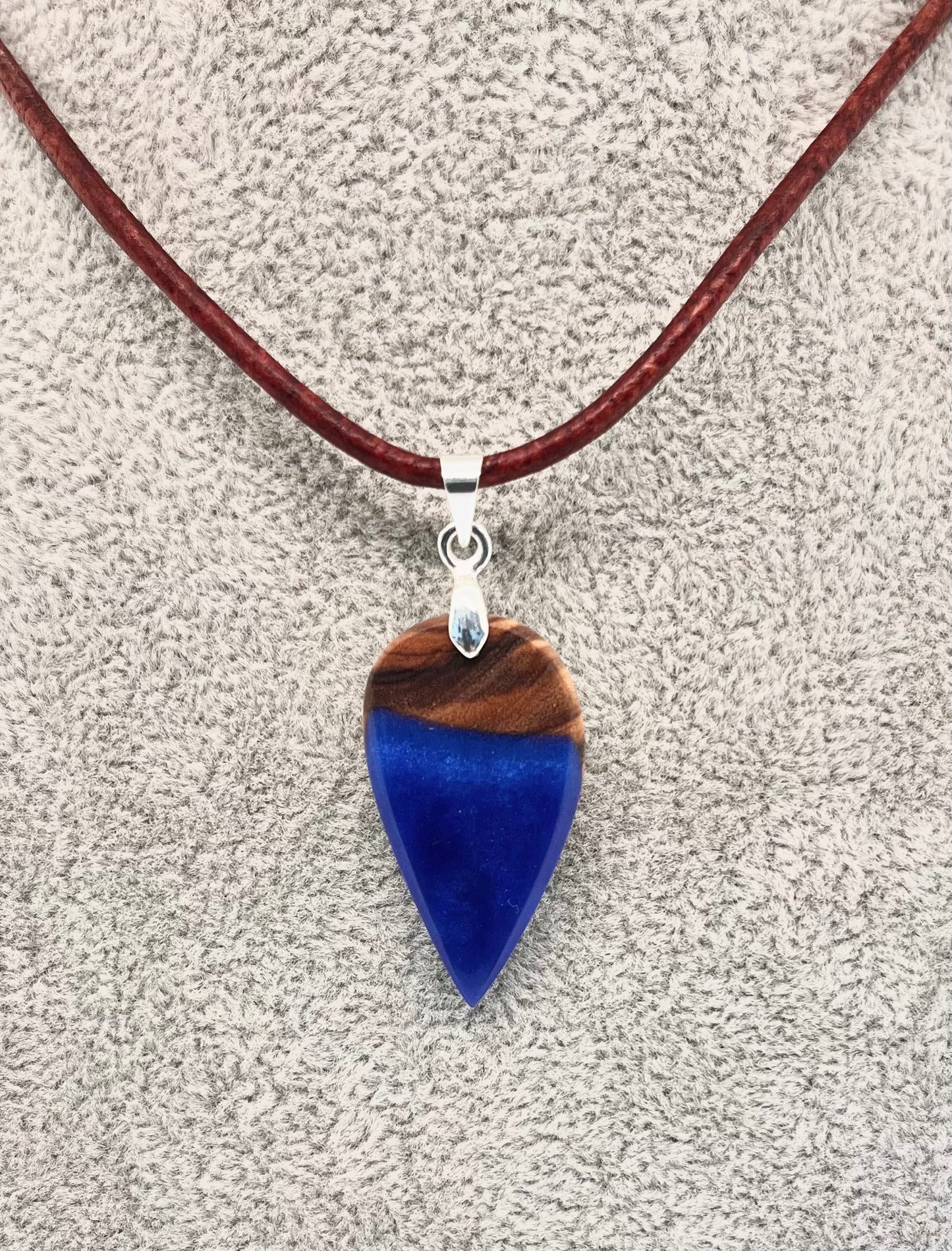 Anhänger aus Olivenholz mit blauem Kunstharz