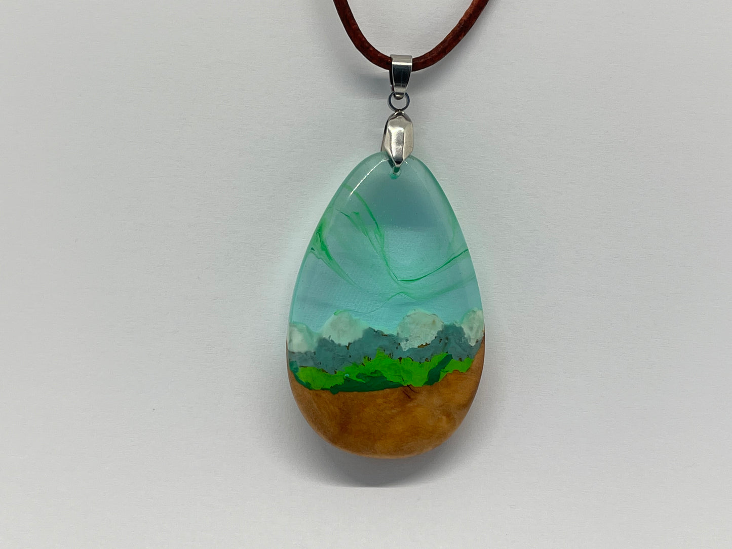 Anhänger Gebirgslandschaft mit Nordlicht aus Maserholz und verschiedenen Harzen