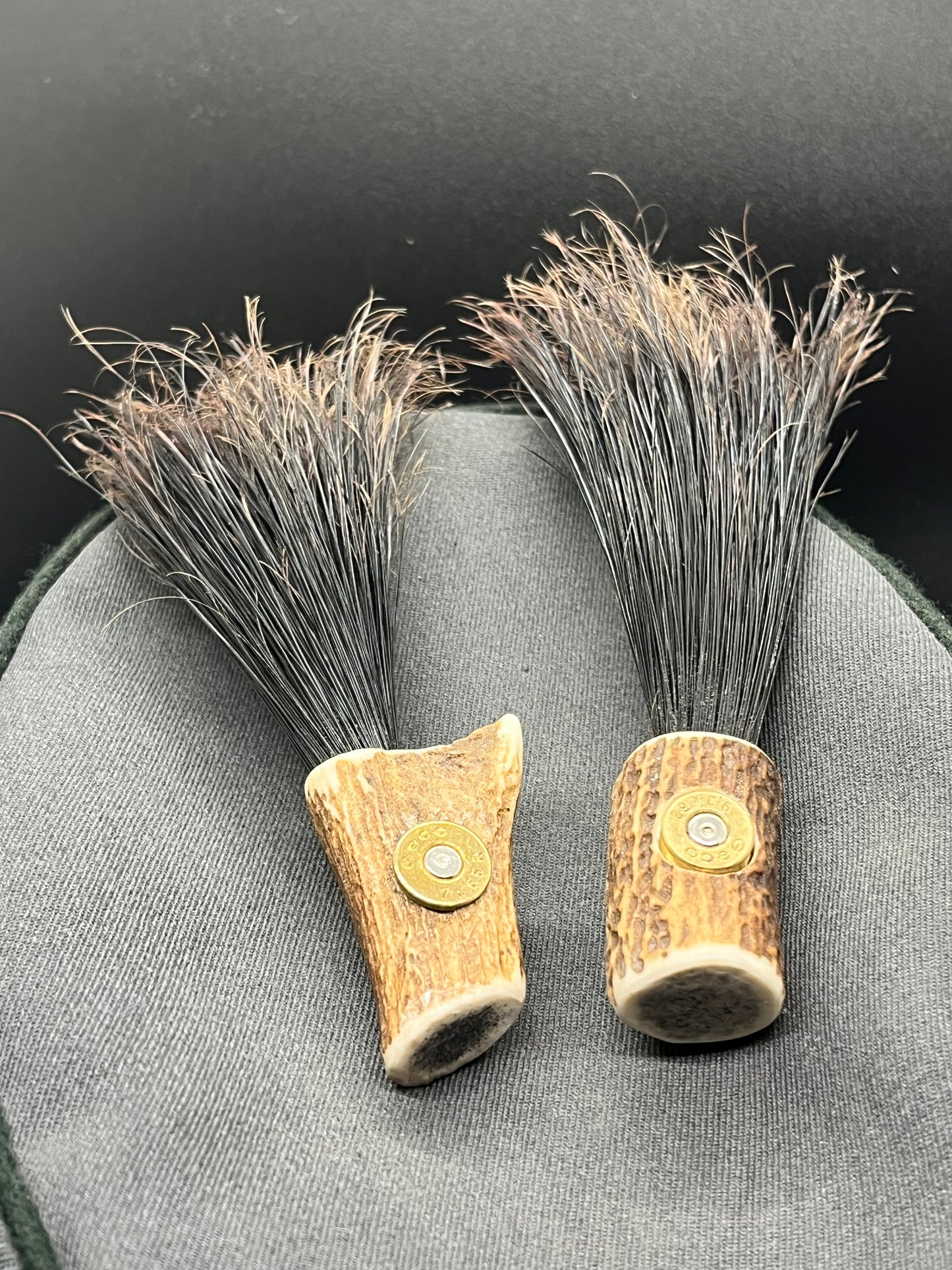 Hutschmuck aus Saubart und Hirschhornfassung mit Hülsenboden