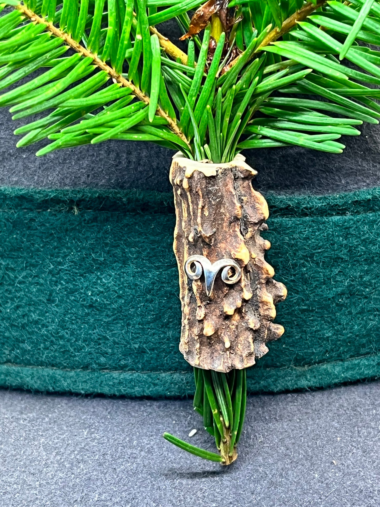 Bruchhalter aus Rehbock mit Widderkopf aus 925er Silber