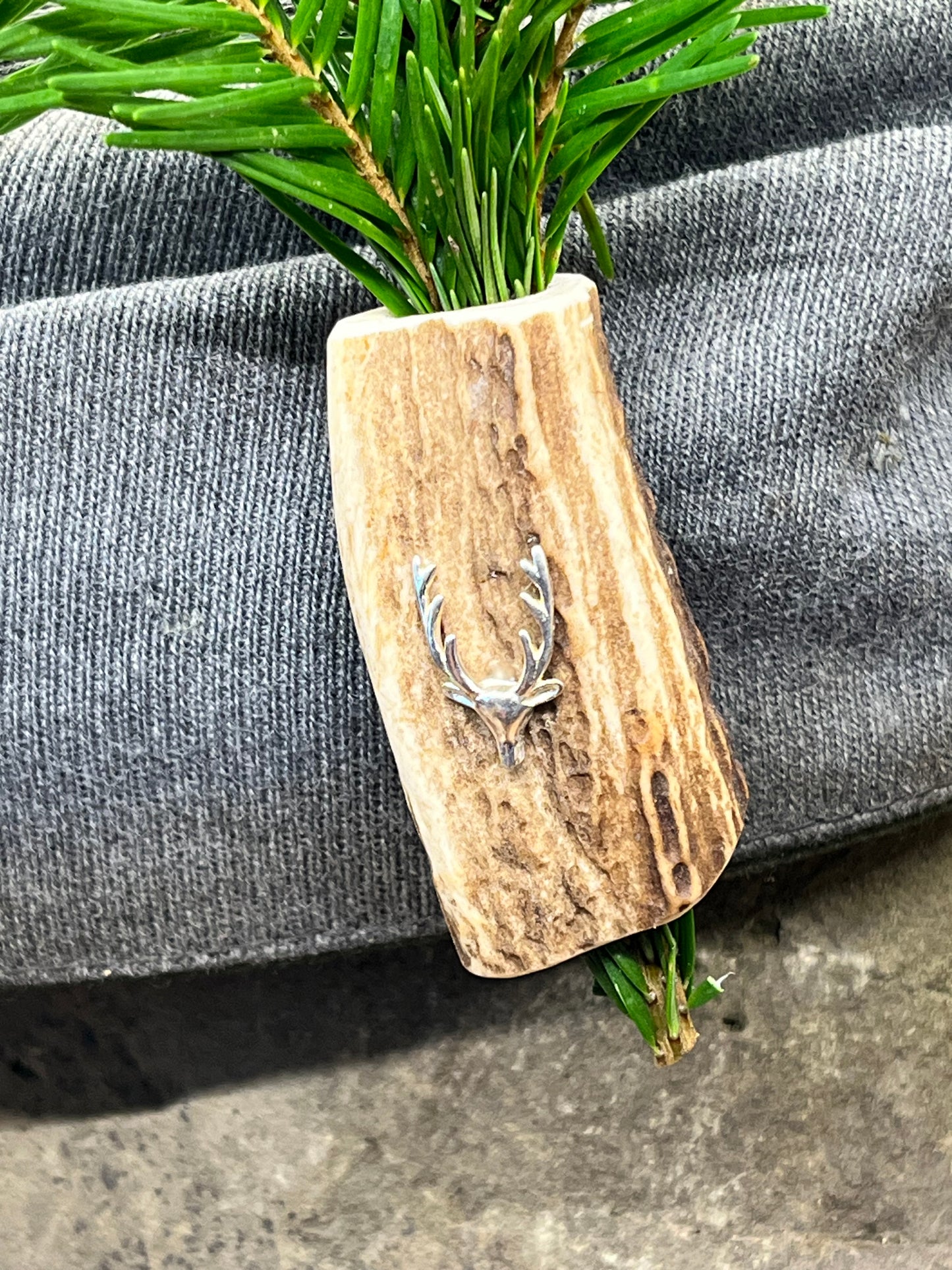 Bruchhalter aus Hirschhorn mit Hirschkopf aus Silber