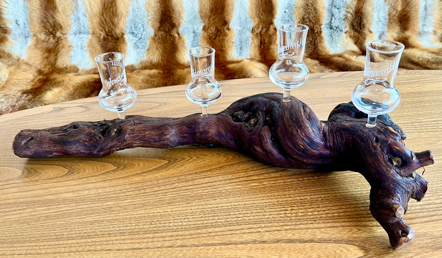 Waidmanns Schluck – Rustikaler Schnapshalter aus Rebholz