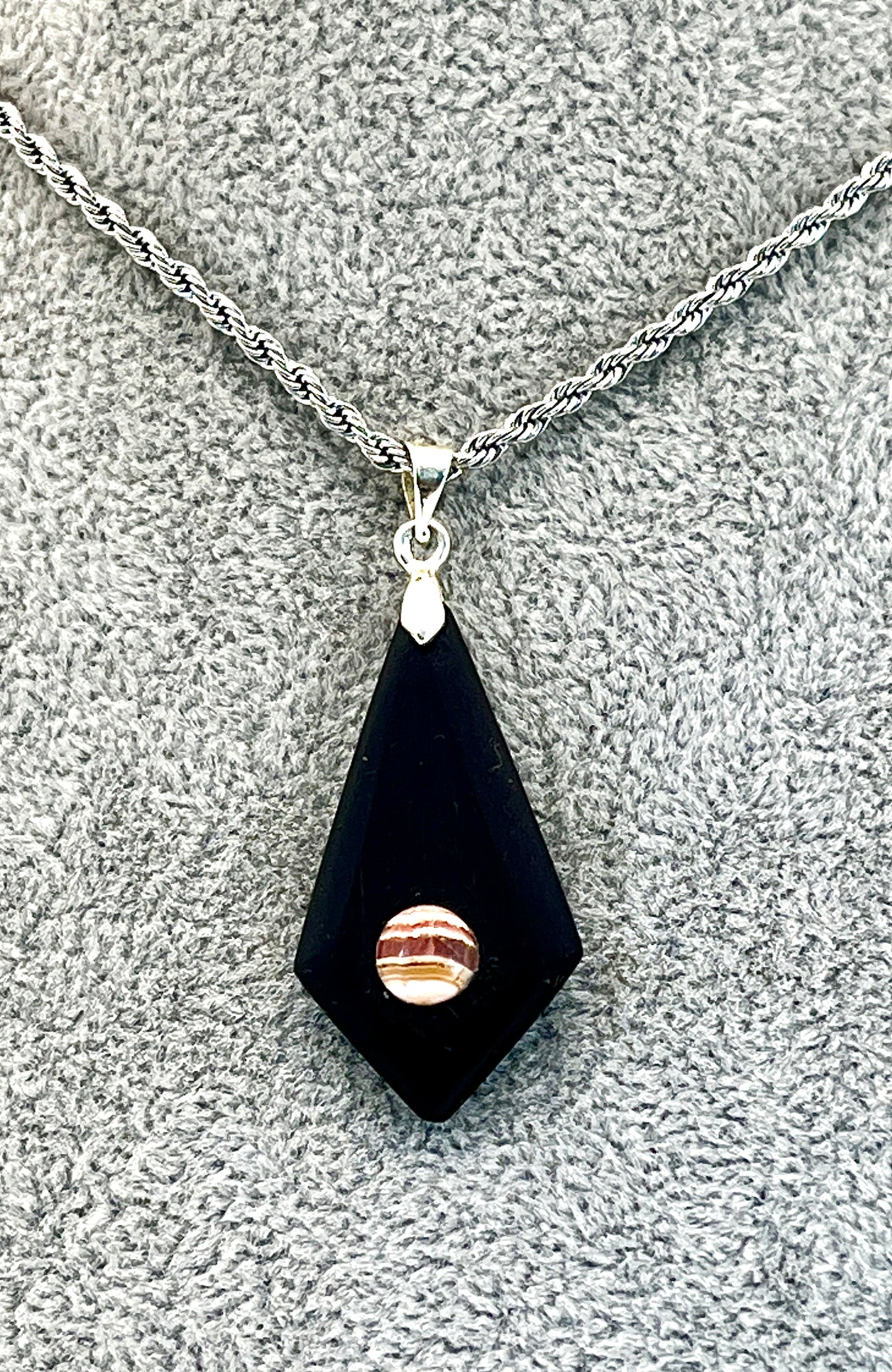 Anhänger aus Ebenholz mit Rhodochrositstein