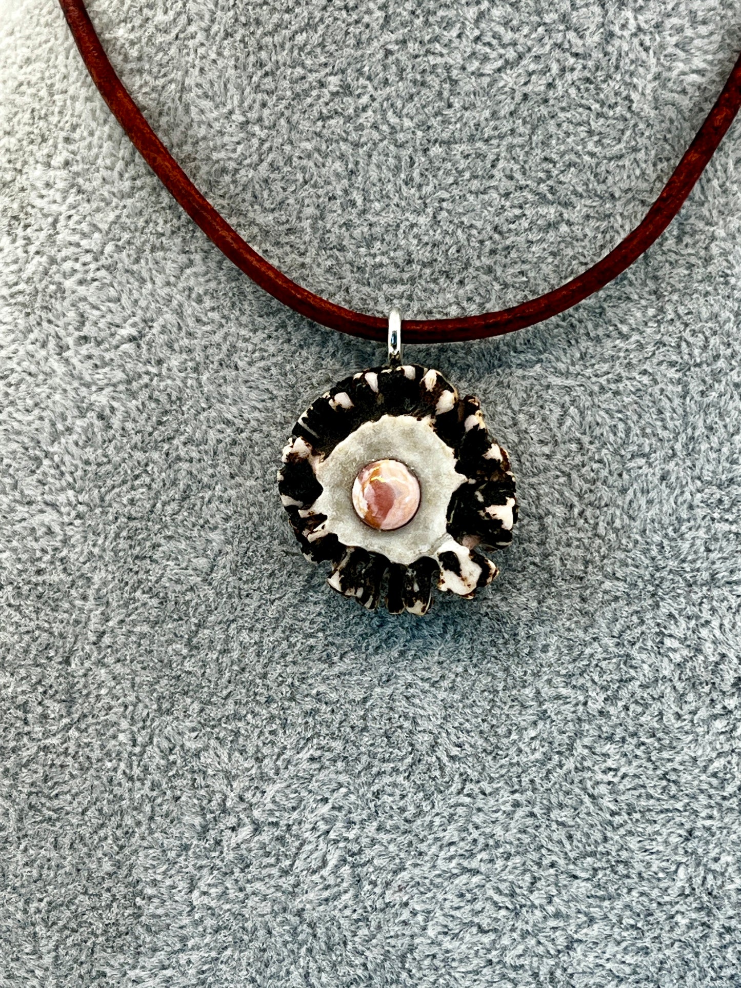 Anhänger aus Rehbockrose mit eingelassenem Rhodochrosit