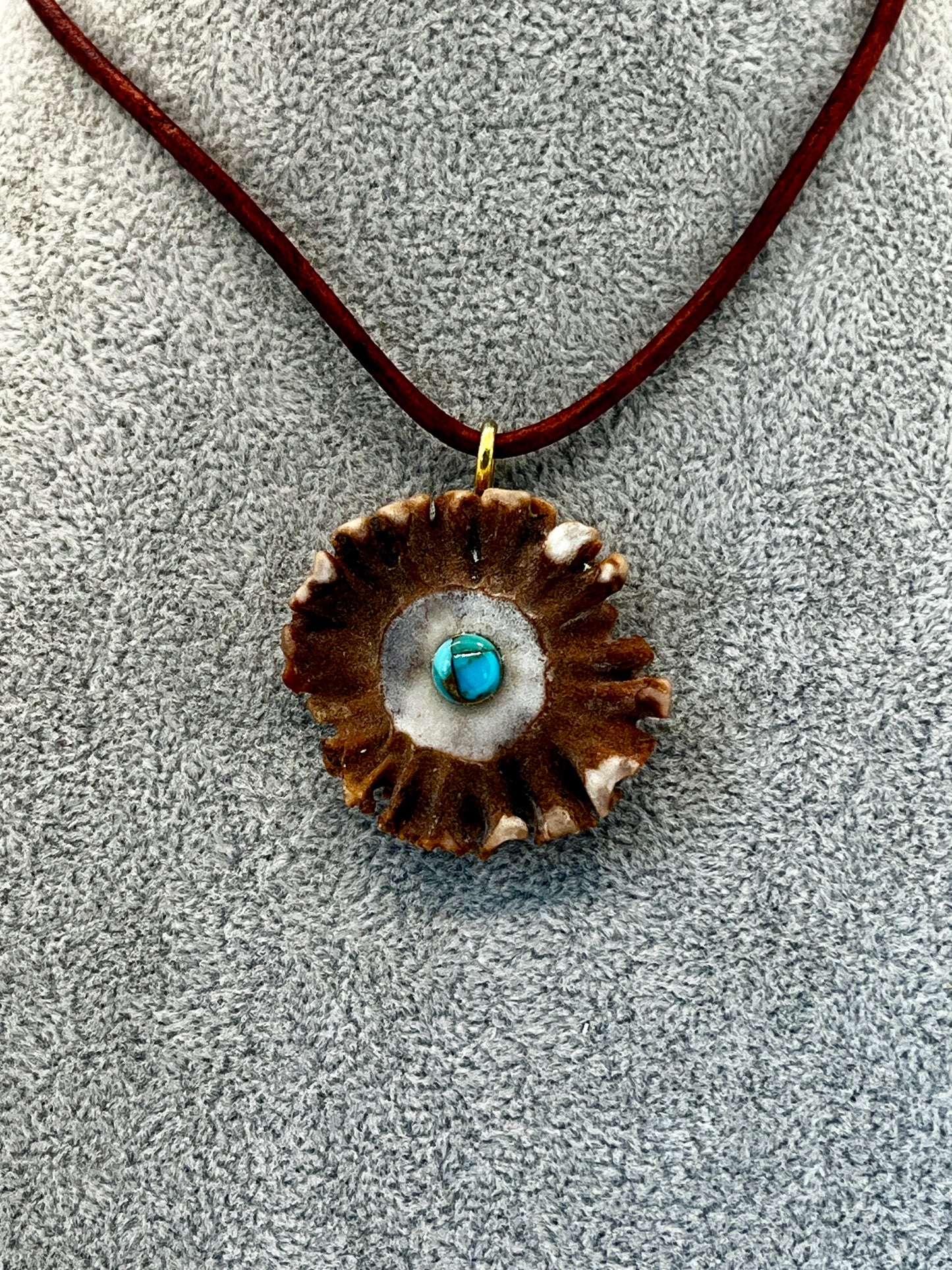 Anhänger aus Rehbockrose mit eingelassenem Spring Oyster Türkis