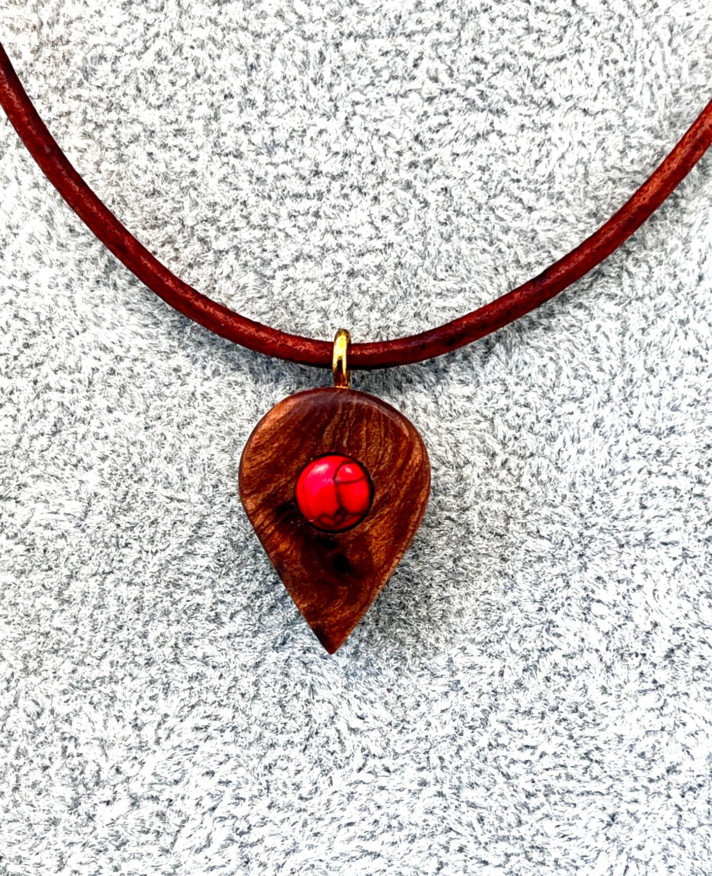 Anhänger aus Königsholz mit roter Steinperle