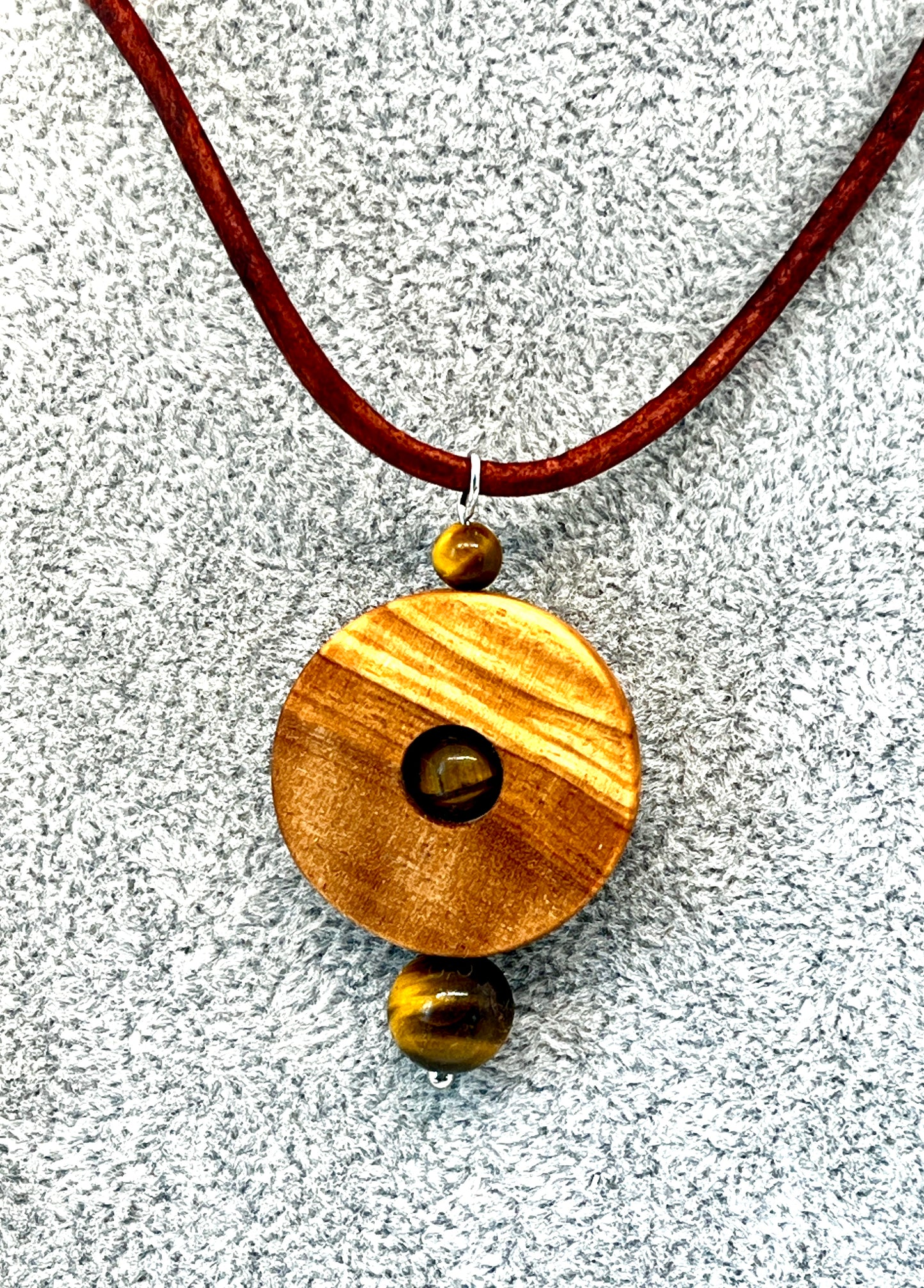 Anhänger aus Olivenholz mit drei braunen Tigeraugen