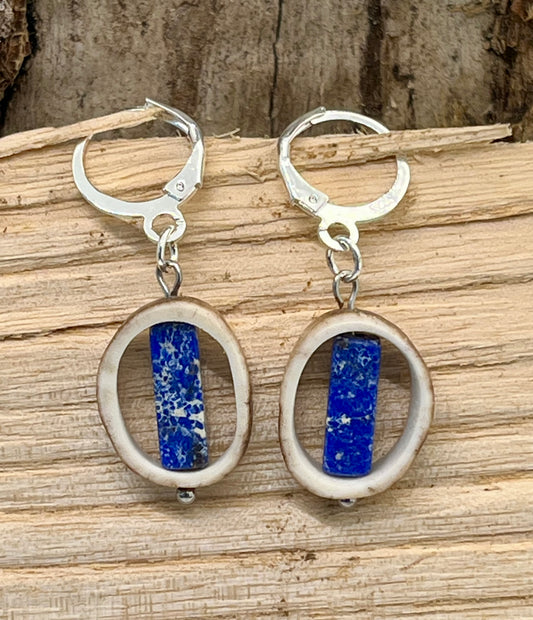 Handgefertigte Ohrringe aus Hirschhorn mit Lapislazuli