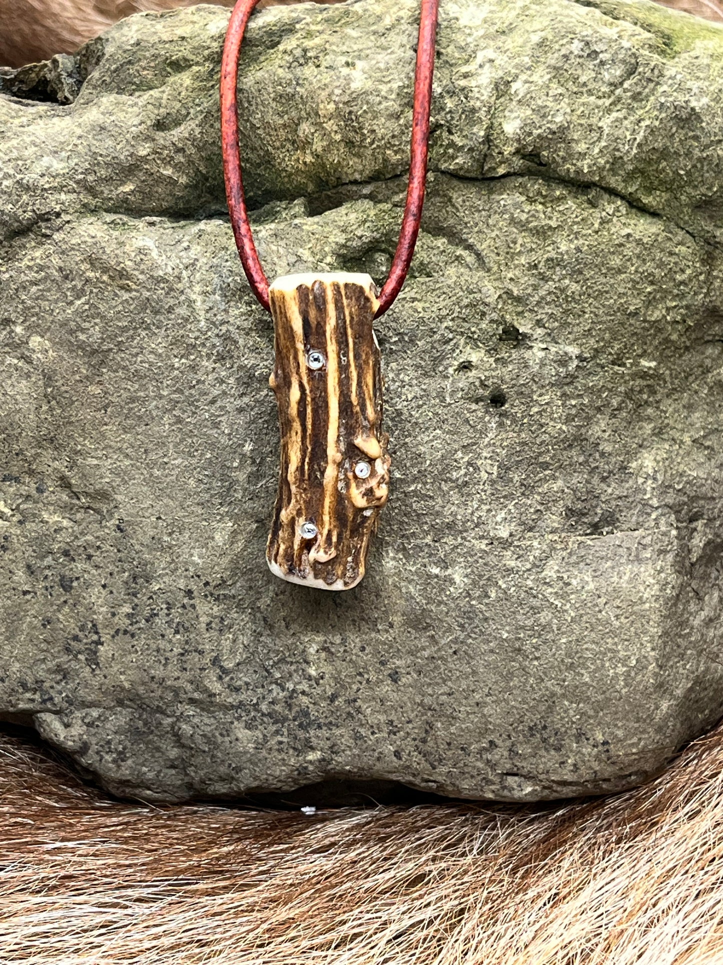 Anhänger aus Hirschhorn mit Strassstein