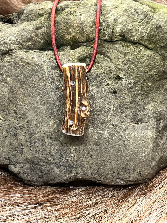 Anhänger aus Hirschhorn mit Strassstein