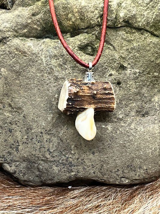 Anhänger aus Hirschhorn mit Hirschgrandel
