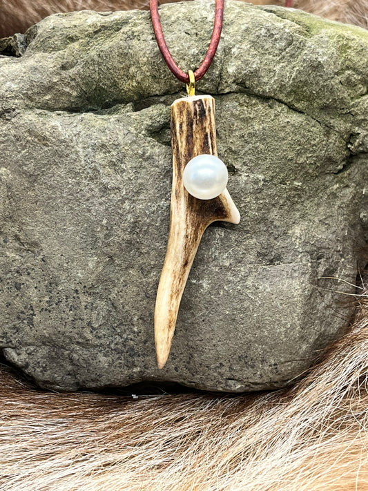 Anhänger aus Hirschhorn mit großer Kunstperle