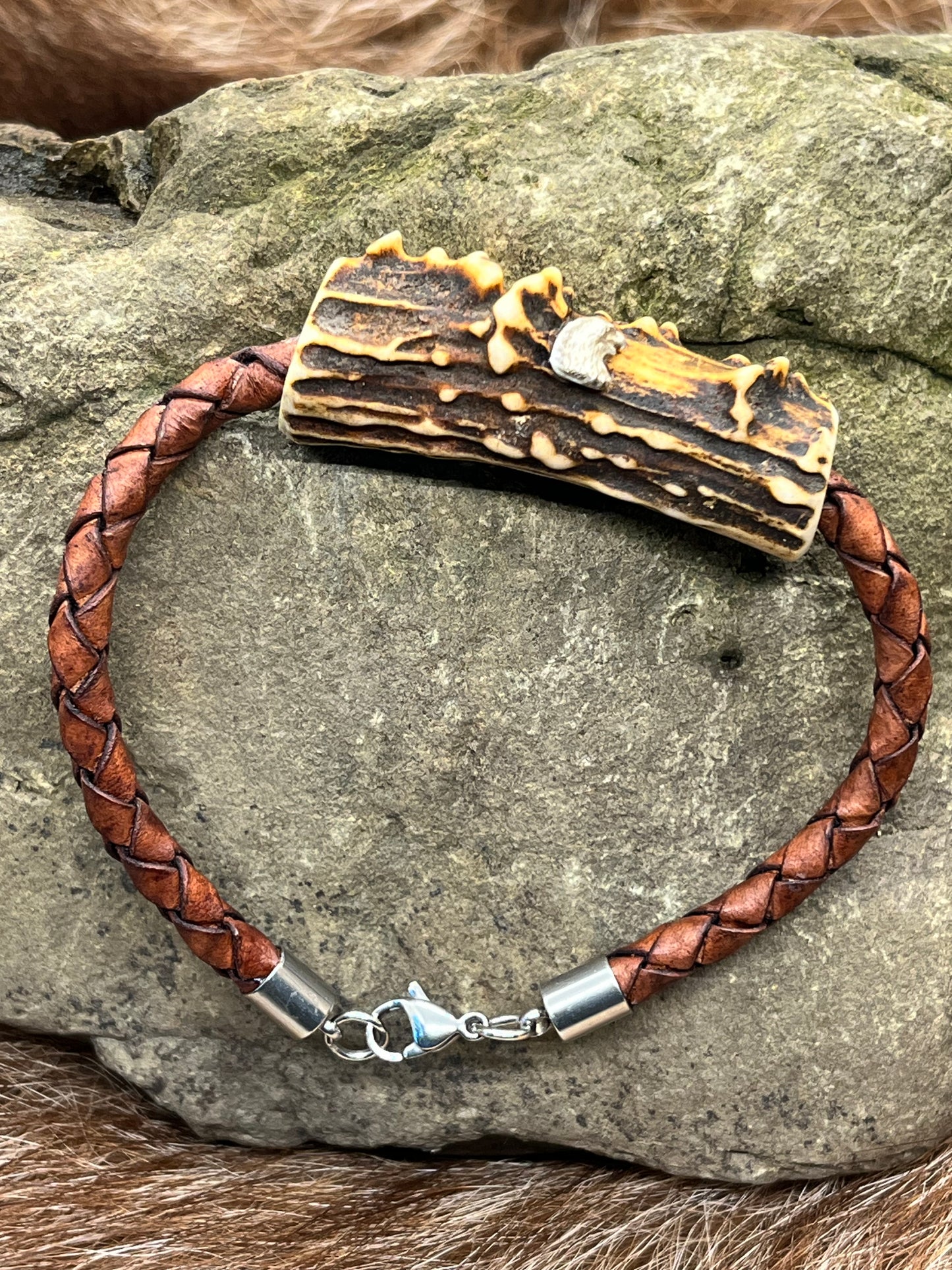 Armband aus Hirschhorn und Leder mit silbernen Adlerkopf