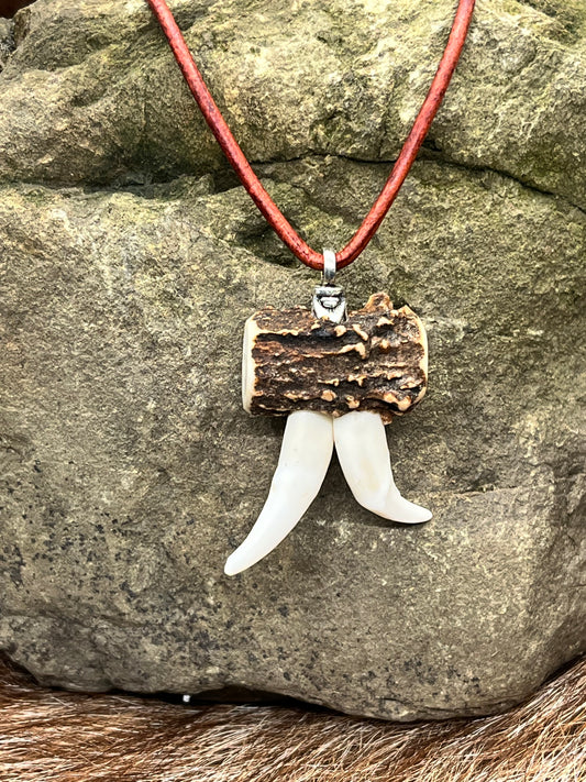 Anhänger aus Hirschhorn mit Fuchshaken